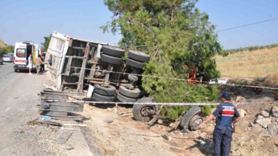 Manisa’nın Salihli ilçesinde, D300 karayolunda bir yolcu otobüsünün iş makinesi