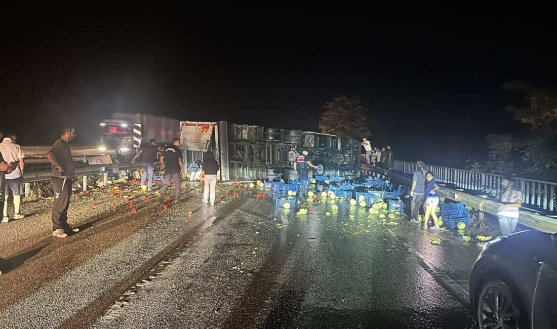 Manisa’nın Kula ilçesinde yağışlı hava nedeniyle D300 karayolunda zincirleme bir