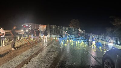 Manisa’nın Kula ilçesinde yağışlı hava nedeniyle D300 karayolunda zincirleme bir
