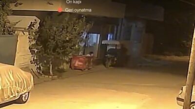Mardin’in Kızıltepe ilçesinde bir kişi, maske takarak bir gencin evi