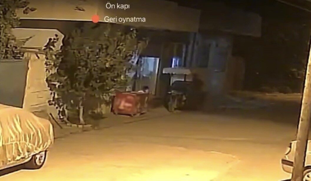 Mardin’in Kızıltepe ilçesinde bir kişi, maske takarak bir gencin evi