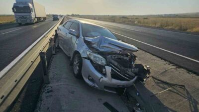 Nusaybin ilçesinde bir otomobil sürücüsü, direksiyon hakimiyetini kaybederek bariyerlere çarptı