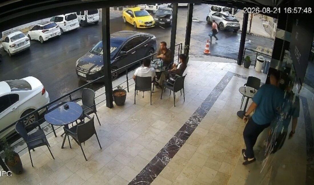 Mardin’in Artuklu ilçesinde meydana gelen trafik kazasında iki otomobil çarpıştı