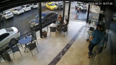 Mardin’in Artuklu ilçesinde meydana gelen trafik kazasında iki otomobil çarpıştı