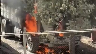 Mardin’in Nusaybin ilçesinde park halindeyken alev alan bir kamyon, kullanılamaz