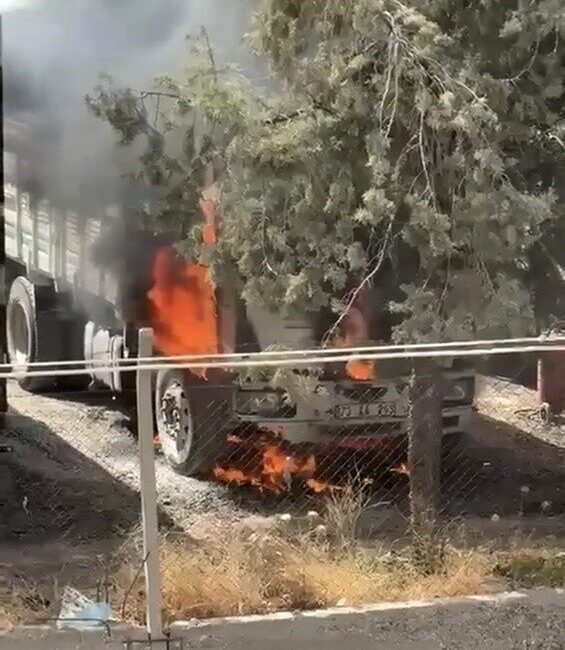 Mardin’in Nusaybin ilçesinde park halindeyken alev alan bir kamyon, kullanılamaz