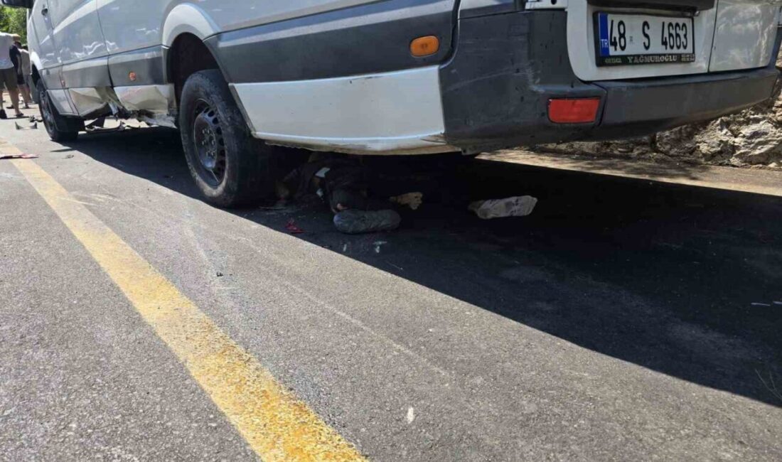 Marmaris ilçesinde meydana gelen trafik kazasında üç araç karıştı. Kazada