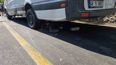 Marmaris ilçesinde meydana gelen trafik kazasında üç araç karıştı. Kazada