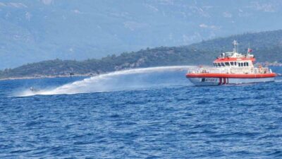 Marmaris ilçesindeki bir yelkenli teknede çıkan yangın, itfaiye ve Sahil