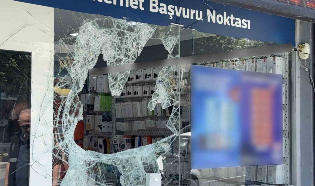 Başakşehir’de bulunan bir telefon satış mağazasına maskeli şekilde giren 2