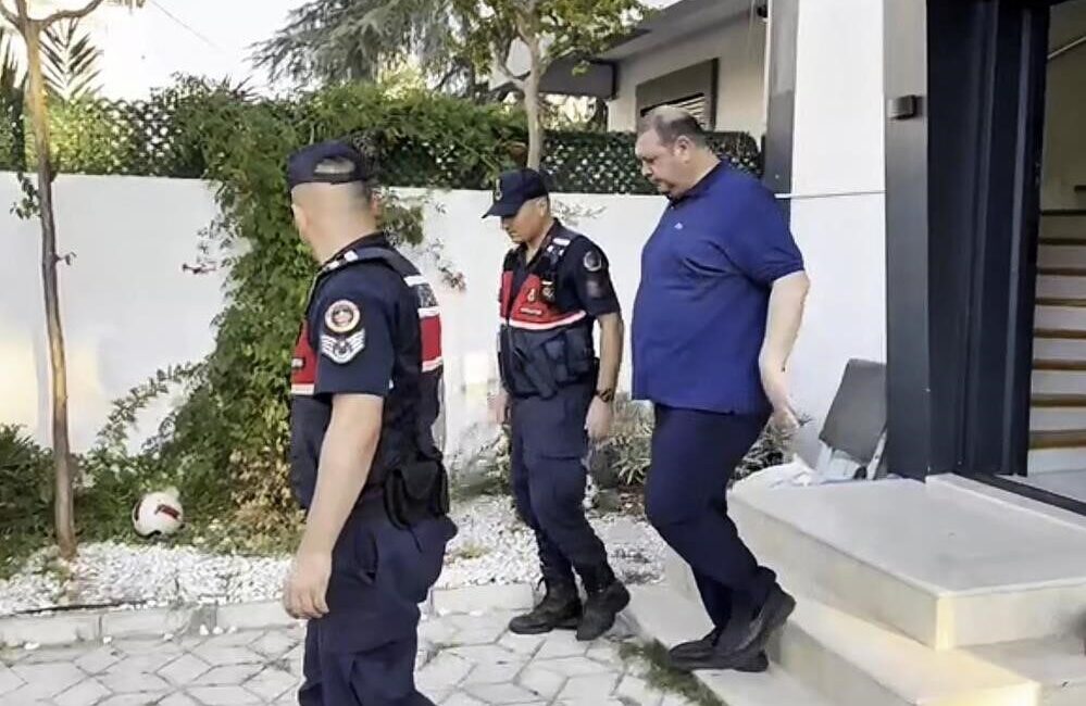 Menderes Belediyesi üzerinde yürütülen ‘rüşvet’ ve ‘irtikap’ soruşturması kapsamında tutuklanarak