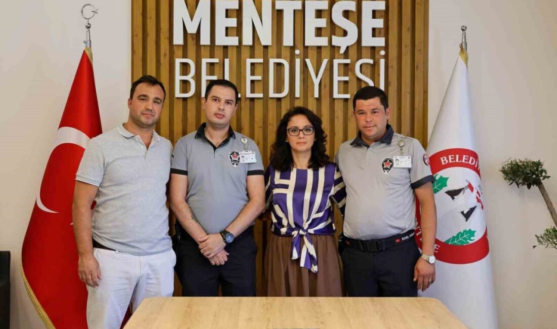 Menteşe ilçesinde bir iş yerinin önünde asılı Türk bayrağını yaktığı