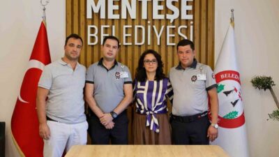 Menteşe ilçesinde bir iş yerinin önünde asılı Türk bayrağını yaktığı