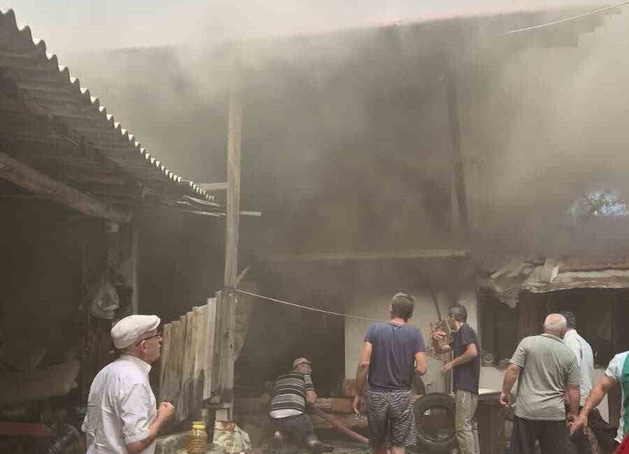 Muğla’nın Menteşe ilçesinde Esençay Mahallesi’nde meydana gelen ev yangınında, itfaiye