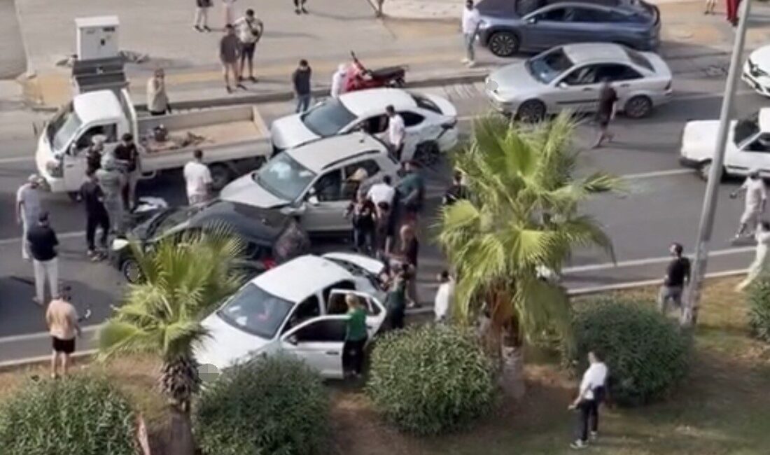 Mersin Erdemli ilçesinde meydana gelen zincirleme trafik kazasında 7 araç