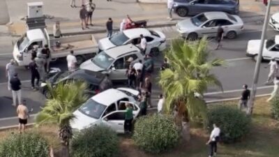 Mersin Erdemli ilçesinde meydana gelen zincirleme trafik kazasında 7 araç