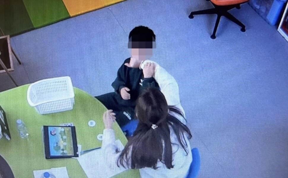 Mersin’de, “atipik otizmli” 5 yaşındaki çocuğa şiddet uyguladığı iddiasıyla tutuklanan