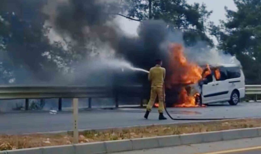 Mersin’in Erdemli ilçesinde seyir halindeki bir hafif ticari araç, motor