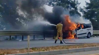 Mersin’in Erdemli ilçesinde seyir halindeki bir hafif ticari araç, motor