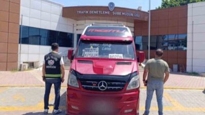 Mersin’de trafik güvenliğini tehlikeye atan bir sürücü, ters şeridi kullanarak