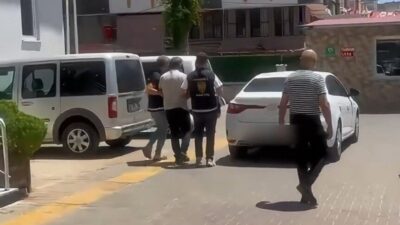 Mersin’de bir yaşlı adam, evinin bahçesinde otururken kask ve eldiven