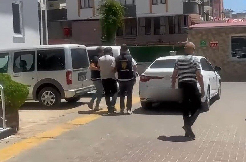 Mersin’de bir yaşlı adam, evinin bahçesinde otururken kask ve eldiven