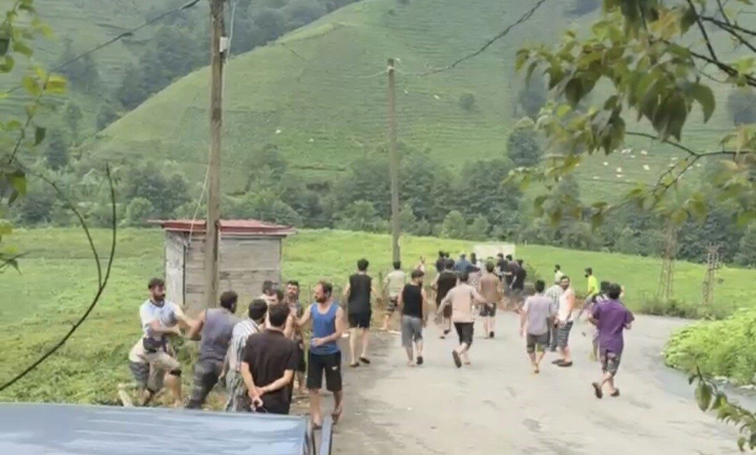 Rize’nin İyidere ilçesinde, yabancı uyruklu mevsimlik işçiler arasında çay alım