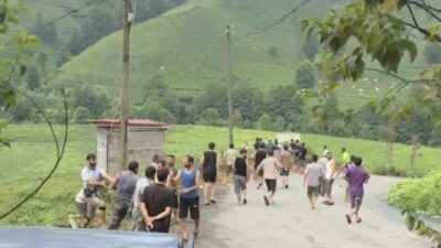Rize’nin İyidere ilçesinde, yabancı uyruklu mevsimlik işçiler arasında çay alım