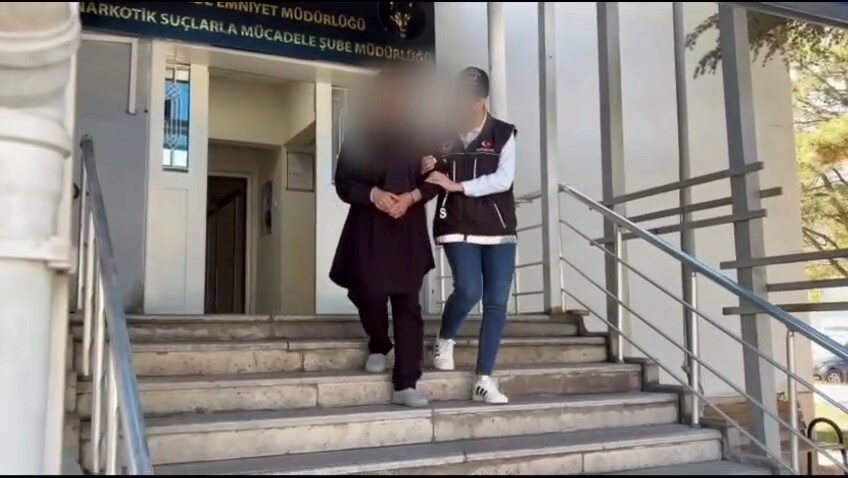 Niğde’de gerçekleştirilen uyuşturucu operasyonunda, mide ve bağırsaklarında kapsüller halinde uyuşturucu
