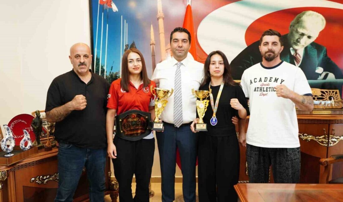 Milli sporcular Efil Tıraş ve Esma Kıraç, Türkiye Profesyonel Kick