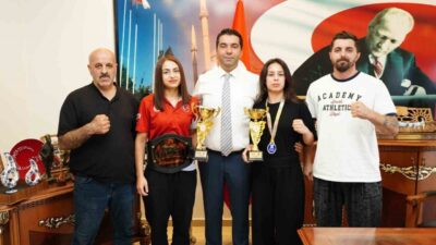 Milli sporcular Efil Tıraş ve Esma Kıraç, Türkiye Profesyonel Kick