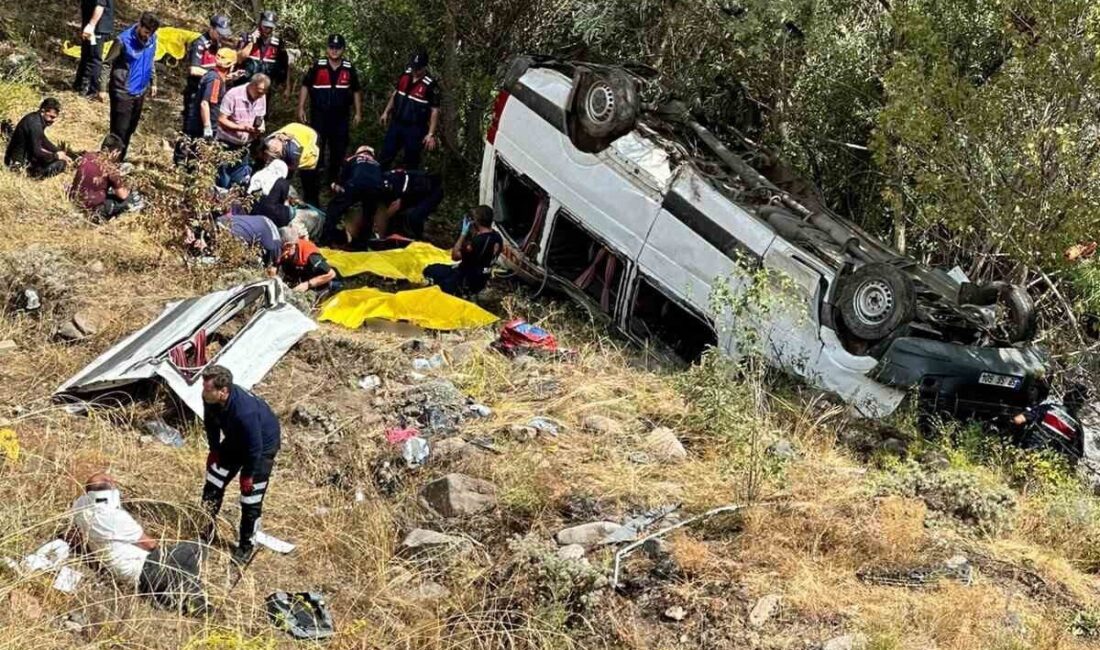 Sivas’ın Suşehri ilçesinde meydana gelen trafik kazasında bir yolcu minibüsü
