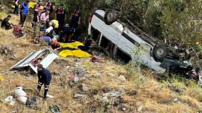 Sivas’ın Suşehri ilçesinde meydana gelen trafik kazasında bir yolcu minibüsü