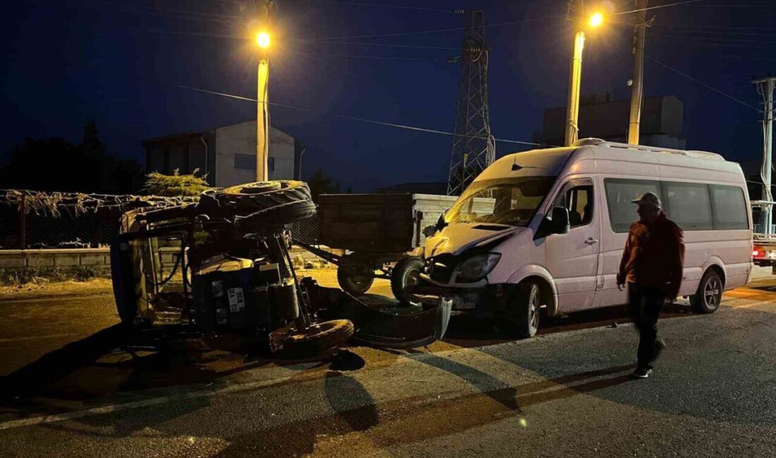 Şuhut ilçesinde meydana gelen trafik kazasında, minibüs ile traktörün çarpışması