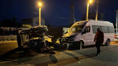 Şuhut ilçesinde meydana gelen trafik kazasında, minibüs ile traktörün çarpışması
