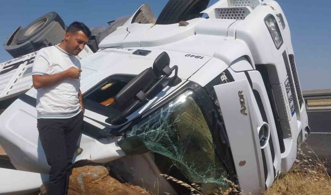Siverek ilçesinde meydana gelen trafik kazasında, mobilya yüklü bir tırın