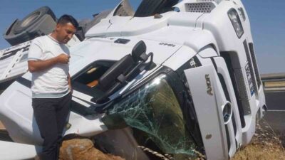Siverek ilçesinde meydana gelen trafik kazasında, mobilya yüklü bir tırın
