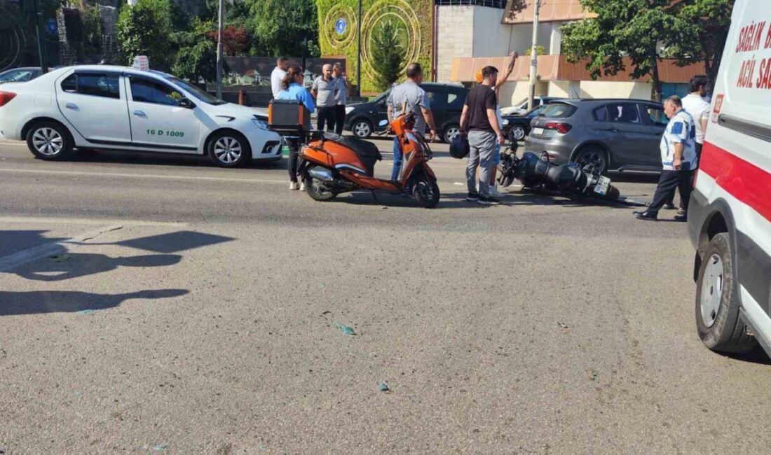 Bursa’da bir kavşakta meydana gelen kazada, motosiklet sürücüsü ambulansa çarparak