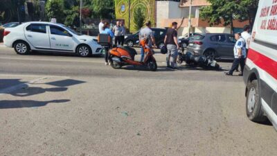 Bursa’da bir kavşakta meydana gelen kazada, motosiklet sürücüsü ambulansa çarparak