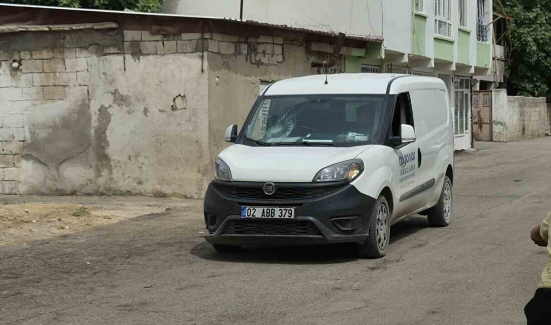 Adıyaman’da meydana gelen bir kaza sonucunda motosiklet ile otomobil çarpıştı