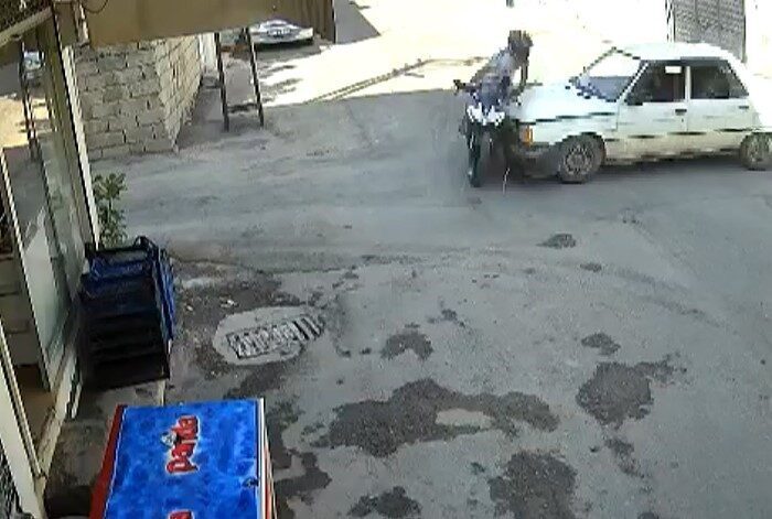 Adıyaman’da bir motosiklet ile otomobilin çarpıştığı kaza anında görüntülendi. Olay,