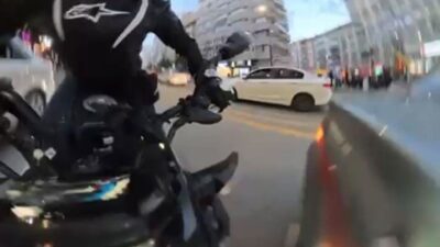 Sivas’ta bir motosiklet sürücüsü, İnönü Bulvarı’nda seyir halindeyken önündeki otomobile