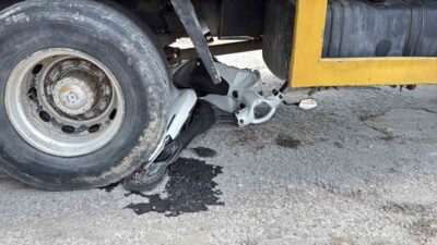 Menteşe ilçesinde gerçekleşen bir kaza, motosiklet ile vincin çarpışmasıyla yürekleri