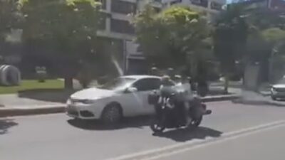 Eskişehir’de, üç genç kask takmadan motosikletle tehlikeli bir şekilde seyahat