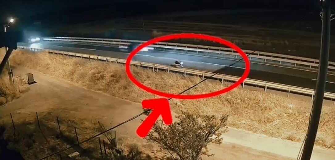 Tekirdağ-İstanbul Karayolu üzerinde motosikletinin aküsü biten bir kadın, aracını otobüs