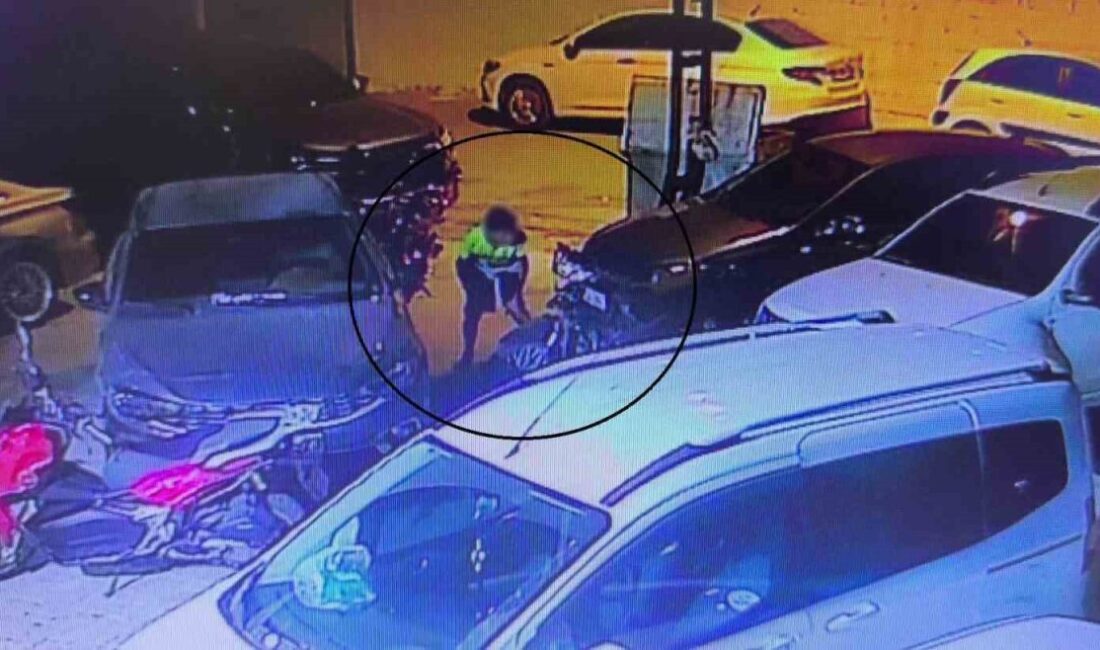 Hatay’ın Reyhanlı ilçesinde, park halindeki motosikletin çalındığı anlar güvenlik kamerasına