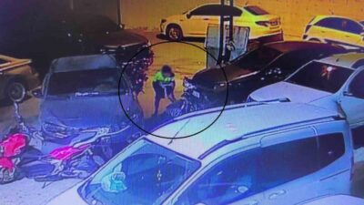Hatay’ın Reyhanlı ilçesinde, park halindeki motosikletin çalındığı anlar güvenlik kamerasına