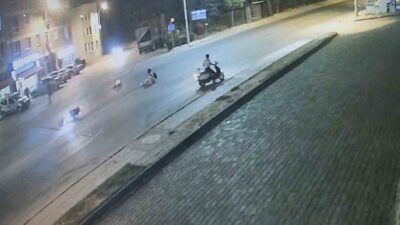 Eskişehir’de bir kız çocuğu, yolun karşısına geçmeye çalışırken motosikletle çarpışarak