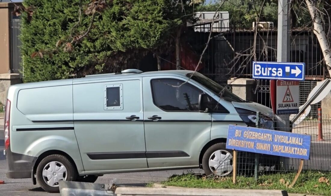 Mudanya ilçesinde yaşanan bir olayda, zırhlı banka aracı, bir kavşaktan