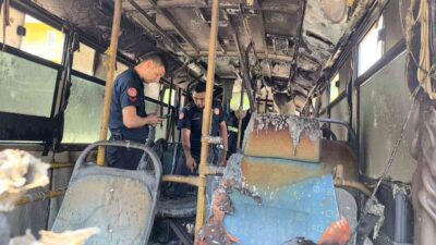 Muğla’nın Menteşe ilçesinde park halindeki bir midibüste çıkan yangın, itfaiye